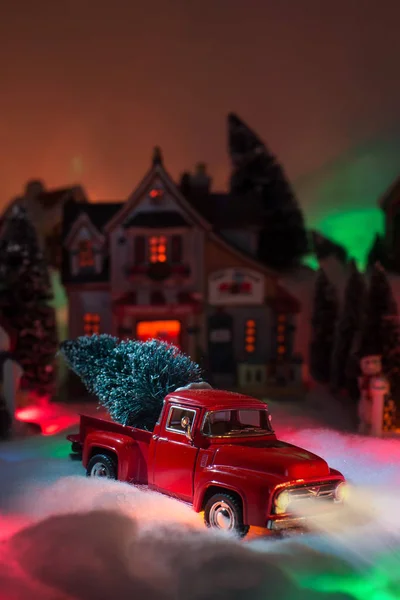 Boże Narodzenie Tło Rocznika Czerwony Samochód Klasyczne Dostarczyć Choinki Przed — Zdjęcie stockowe