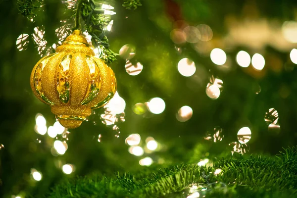 クリスマスの背景。スパーク ライトと黄金の緑 — ストック写真