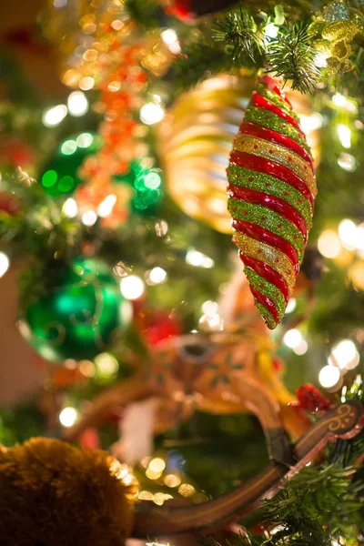 Bunter und glitzernder Weihnachtsschmuck hängt am Baum in Sell — Stockfoto