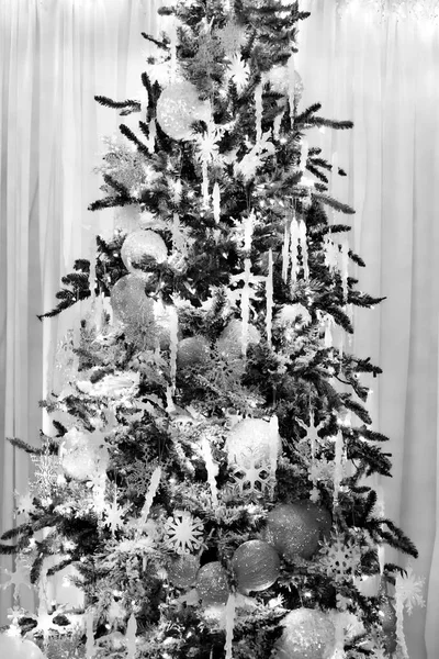 Schöner Weihnachtsbaum schmückt sich mit silber glitzerndem Schmuck — Stockfoto