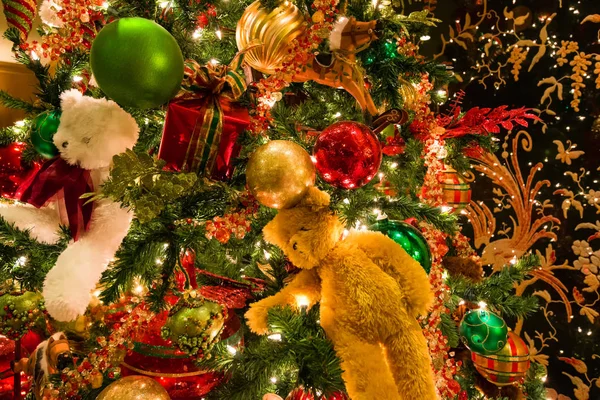 Weihnachtsstrukturen. bunte Ornamente aus Kugeln und Teddybäumen — Stockfoto