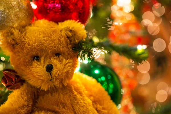 Niedlicher Teddybär auf Weihnachtsschmuck — Stockfoto