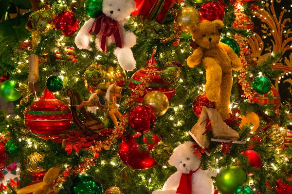 Kolorowy tekstury świąteczne ozdoby wykonane kulki i biały ted — Zdjęcie stockowe