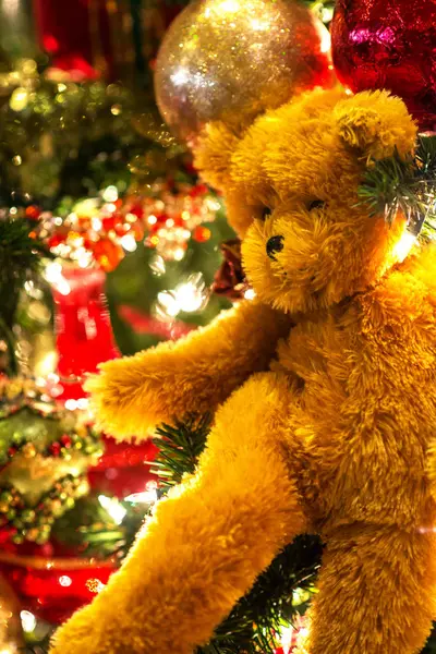 クリスマスツリーの飾りにかわいい茶色のテディベア — ストック写真