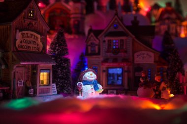 Bir kardan adam Noel zamanlarda tatil ruhları. Noel toprakları