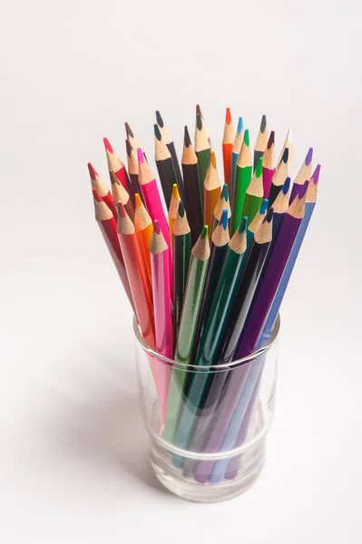 Lápices de colores en vidrio aislado —  Fotos de Stock