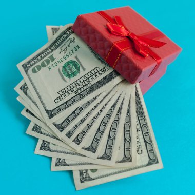 Fiyonklu renkli hediye kutuları