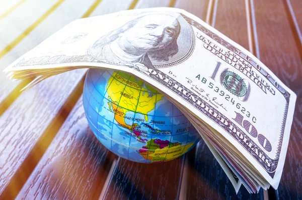 Globus Auf Einem Haufen Dollars Planet Erde Eine Menge Geld — Stockfoto