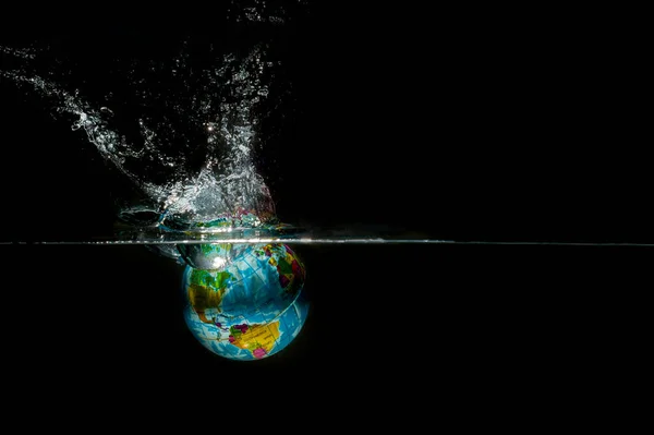 Globe Földgömb Esik Fröccsenő Víz Fekete Alapon Jogdíjmentes Stock Képek