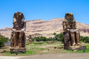 Firavun Amenhotep III 'ün hükümdarlığı sırasında Memnon Devasa heykelleri yapıldı.