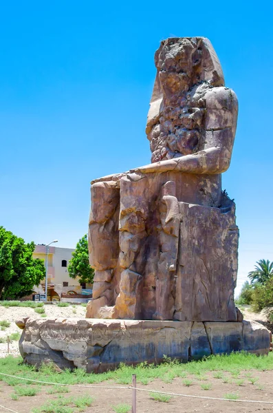 Colunas Estátuas Gigantes Memnon Foram Criadas Durante Reinado Faraó Amenófis — Fotografia de Stock