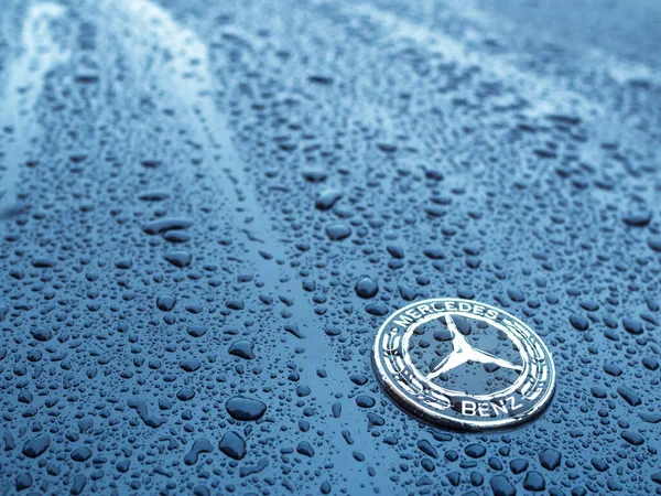 Mercedes Benz Logó Autó Kék Motorháztetőjének Nedves Felületén Eső Után Jogdíjmentes Stock Fotók