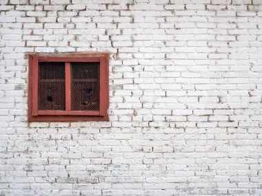 Mavi cam bloklu beyaz köpük bloklardan oluşan bir duvar.