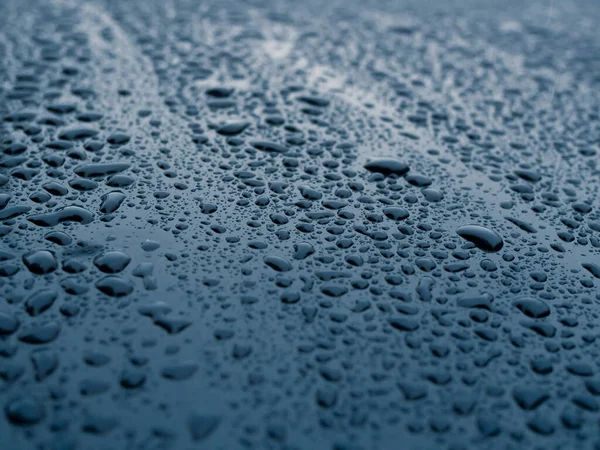 Синя Мокра Гладка Поверхня Фарбованого Металу Після Дощу Краплі Води — стокове фото