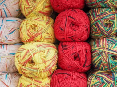 Çok renkli turuncu, sarı, kırmızı, yün iplikler örgü ve el yapımı..