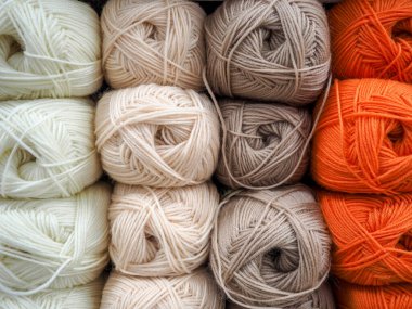 Çok renkli turuncu, bej, gri yün iplikler örgü ve el yapımı..