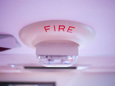 Dairenin çatısına yangın alarmı yerleştirilmiş. Odanın tavanına yazıt ateşiyle birlikte duman sensörü yerleştirilmiş.