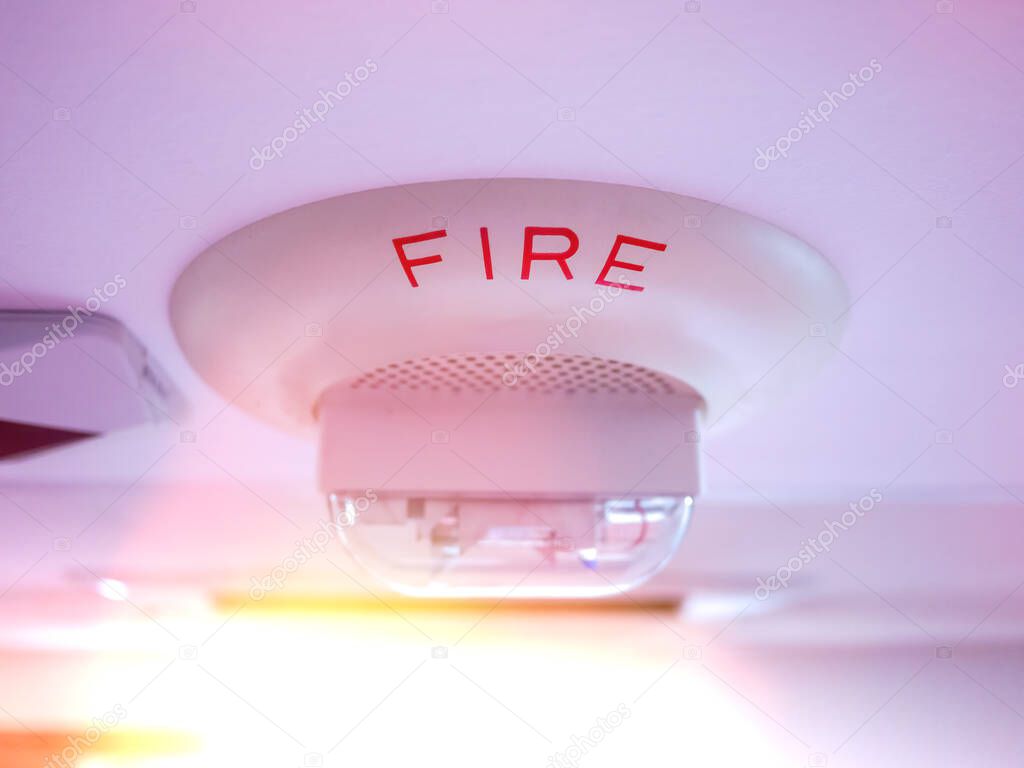 The fire alarm went off during the fire. Smoke sensor installed on the ceiling of the room with the inscription fire