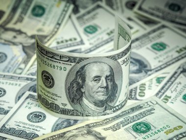 Dolar başına 100 dolar.