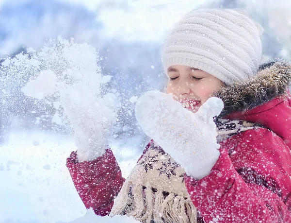 Glückliches Kind Wirft Schnee Winterspaß Winterkleidung Weiße Fäustlinge Und Ein — Stockfoto