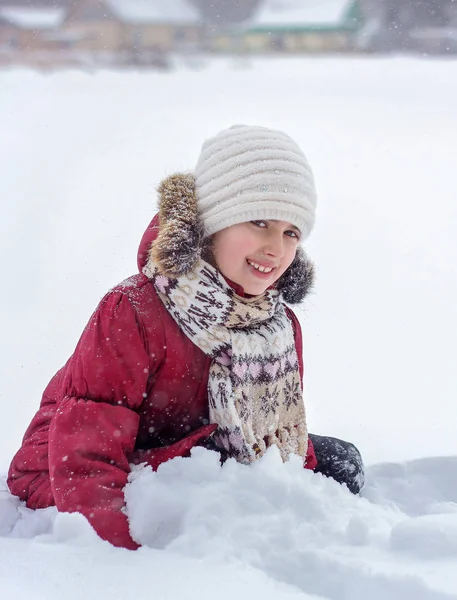 一个孩子在冬天的街上玩雪 在雪地里快乐的孩子 — 图库照片