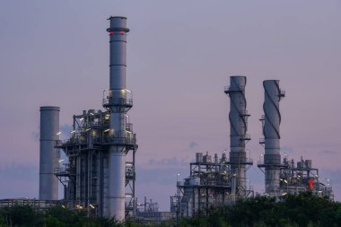 Santral günbatımı gökyüzü üzerinde. 