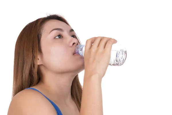 Mulher Asiática Bebendo Água Engarrafada Fundo Branco — Fotografia de Stock