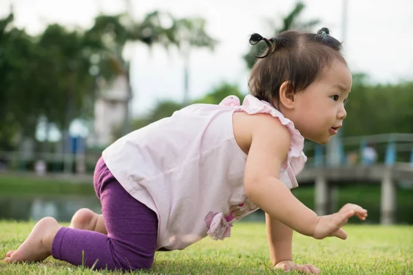 Asian Baby Girl Crawling Lawn Park — Stock Photo, Image