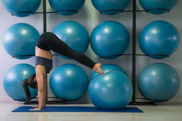 Asyalı Genç Kadın Yoga Poz Studio — Stok fotoğraf