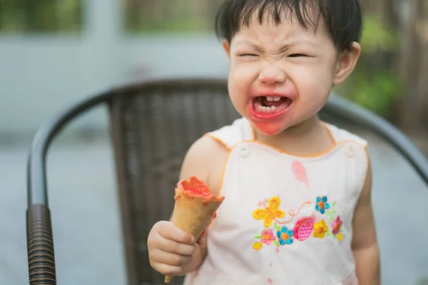 Niña comiendo helado en el jardín . — Foto de Stock