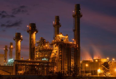 Santral günbatımı gökyüzü üzerinde.