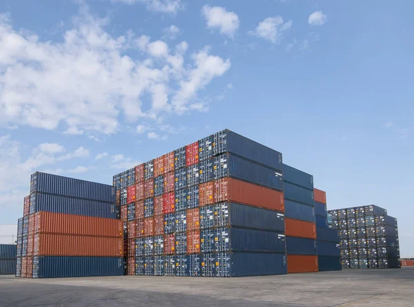 Індустріальний контейнерний завод для логістичного імпорту експорту бізнесу. — стокове фото