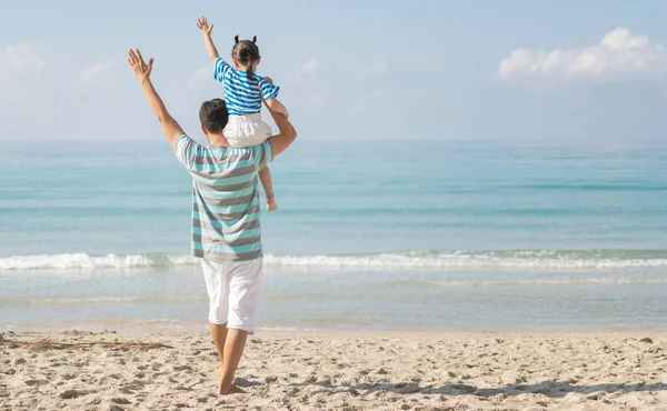 Asiatisk far och dotter på stranden. — Stockfoto