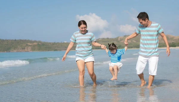 Glad asiatisk familj på stranden. — Stockfoto