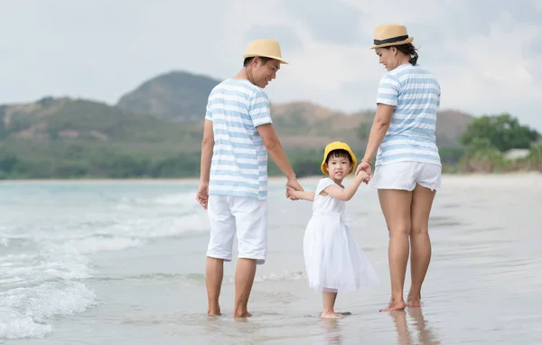 Glad asiatisk familj på stranden. — Stockfoto