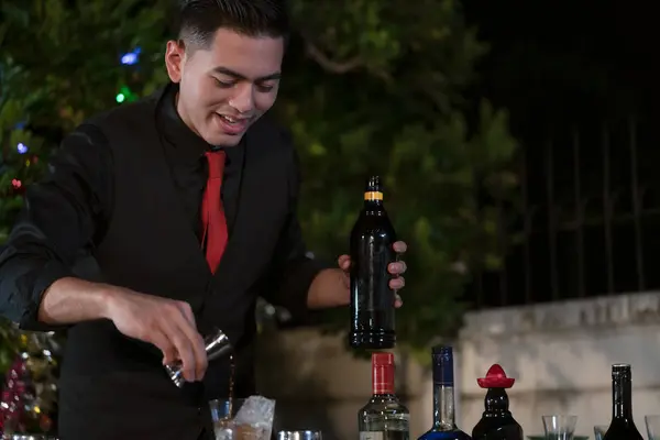 Бармен на ночной вечеринке, бармен наливает ингредиенты в — стоковое фото