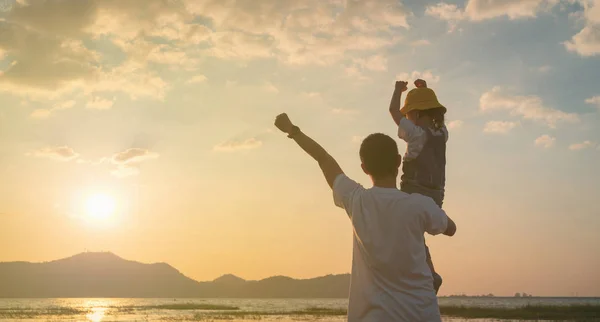 Asian daughter rode the father's neck and looked ahead together — Stock Photo, Image