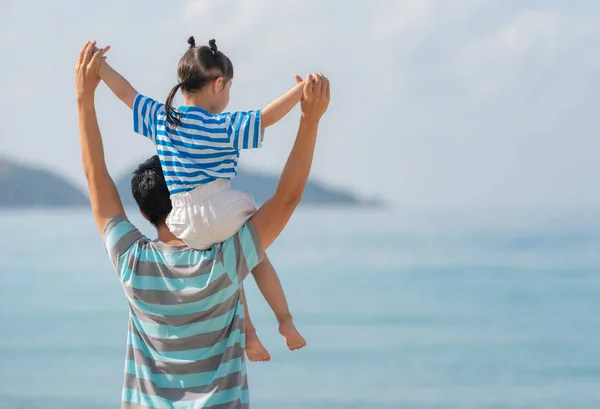 Asiatisk far och dotter på stranden. — Stockfoto