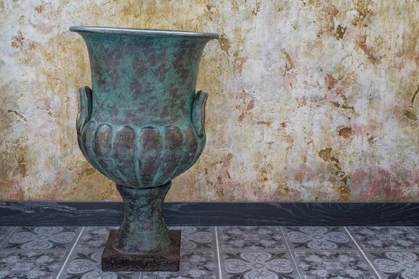 Grande vaso antigo verde . — Fotografia de Stock