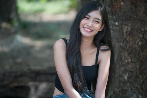 Portrait Beautiful Asian Teenage Girl Look Camera Smiling Garden — Stock Photo, Image