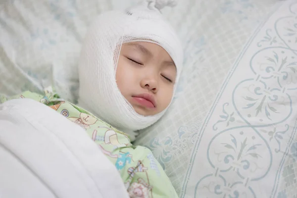 Kleines Asiatisches Mädchen Liegt Krank Mit Bandagiertem Kopf Krankenhausbett Verletzung Stockfoto