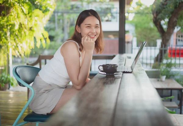 Женщина Цифровым Ноутбуком Счастлива Отдыхает Кафе Азиатка Улыбается Смотрит Камеру Стоковое Изображение