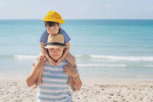 Asiatisk Mor Och Dotter Stranden Vacker Mor Höll Dotter Ryggen — Stockfoto