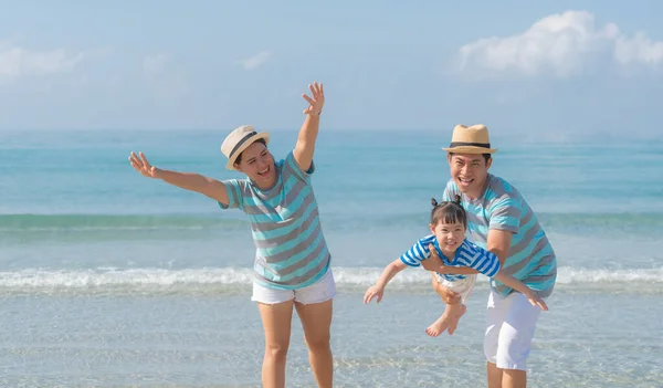 Χαρούμενη Ασιατική Οικογένεια Στην Παραλία Οικογένεια Στην Παραλία Καλοκαίρι Μικρό — Φωτογραφία Αρχείου