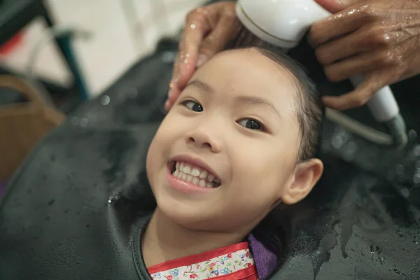 Little Asian Girl Wash Hair Beauty Salon Hairdresser Washing Head — Stock Photo, Image