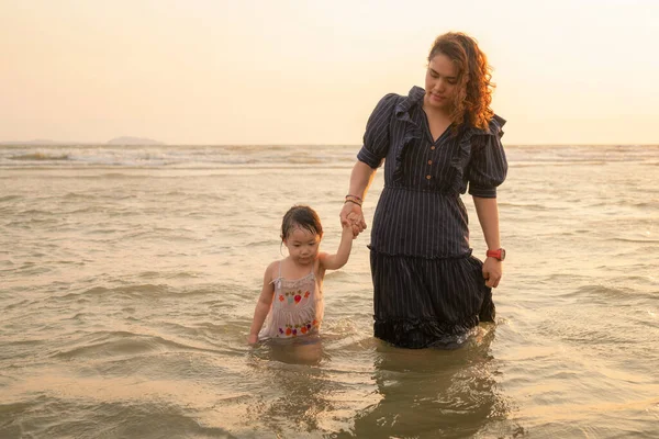 Asian Young Mother Cute Daughter Holding Hand Together Walking Beach — Stock Photo, Image