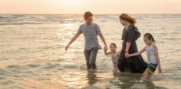 Glad Asiatisk Familj Stranden Vid Solnedgången — Stockfoto