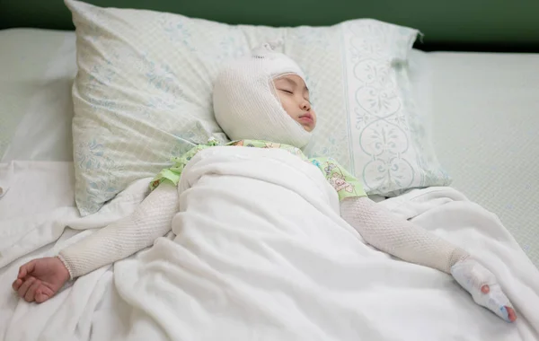 Little Asian Girl Lying Ill Bed Hospital Asian Baby Girl — Stock Photo, Image