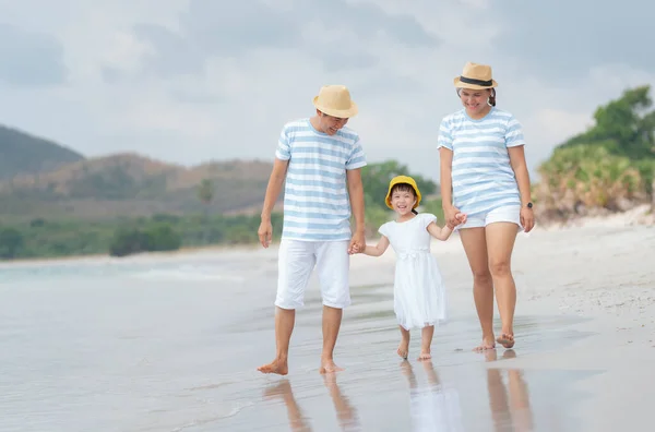 Χαρούμενη Ασιατική Οικογένεια Στην Παραλία Οικογενειακή Έννοια — Φωτογραφία Αρχείου