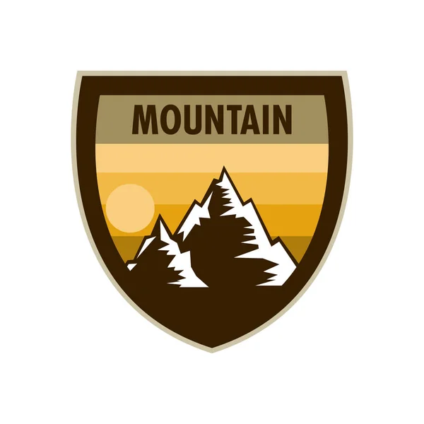 Insigne de bouclier d'aventure de montagne de scène orange Design — Image vectorielle